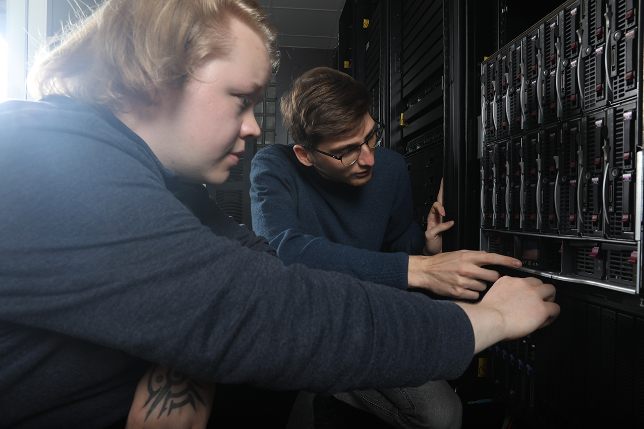 Opiskelijat työskentelemässä serverihuoneessa