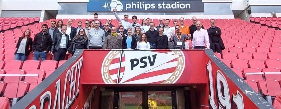 INSHAPE-hankkeessa mukana olevia henkilöitä PSV:n stadionilla.