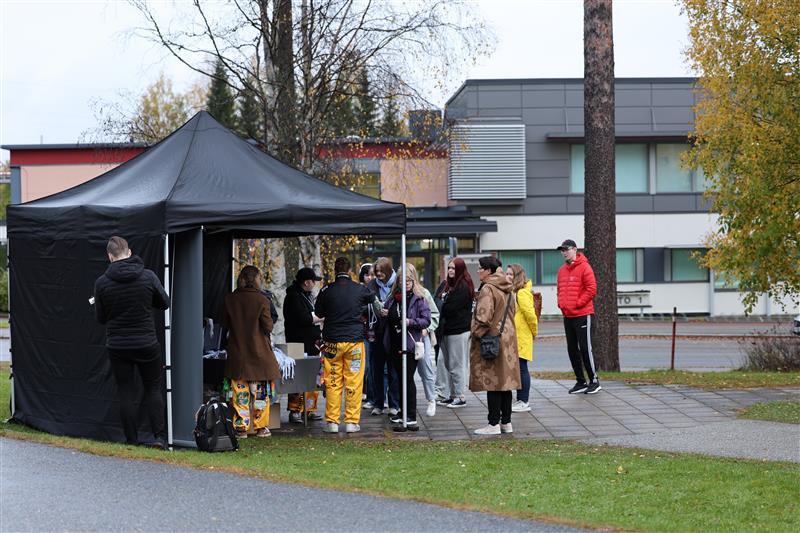 Visit KAMK -tapahtuman infoteltta, jonka edessä joukko ihmiisä.