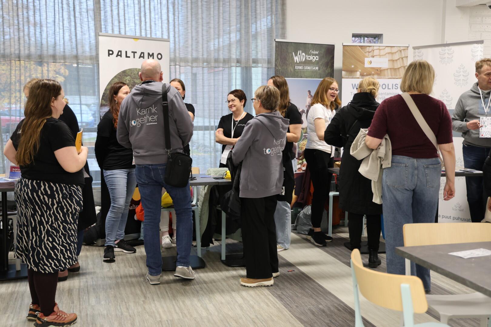 Ihmisiä Taito 1 -rakennuksen aulassa Visit KAMKissa.