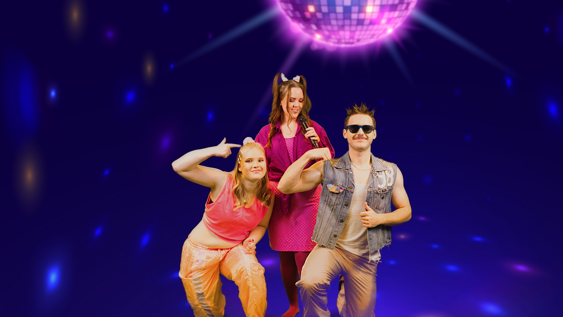 Kaksi tyttöä ja poika pukeutuneena 80-luvun muotiin. Taustalla discopallo