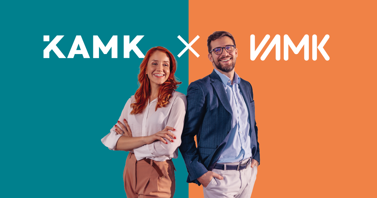 Kuvassa nainen ja mies petroolia ja oranssia taustaa vasten. Kuvassa lukee KAMK x Vamk