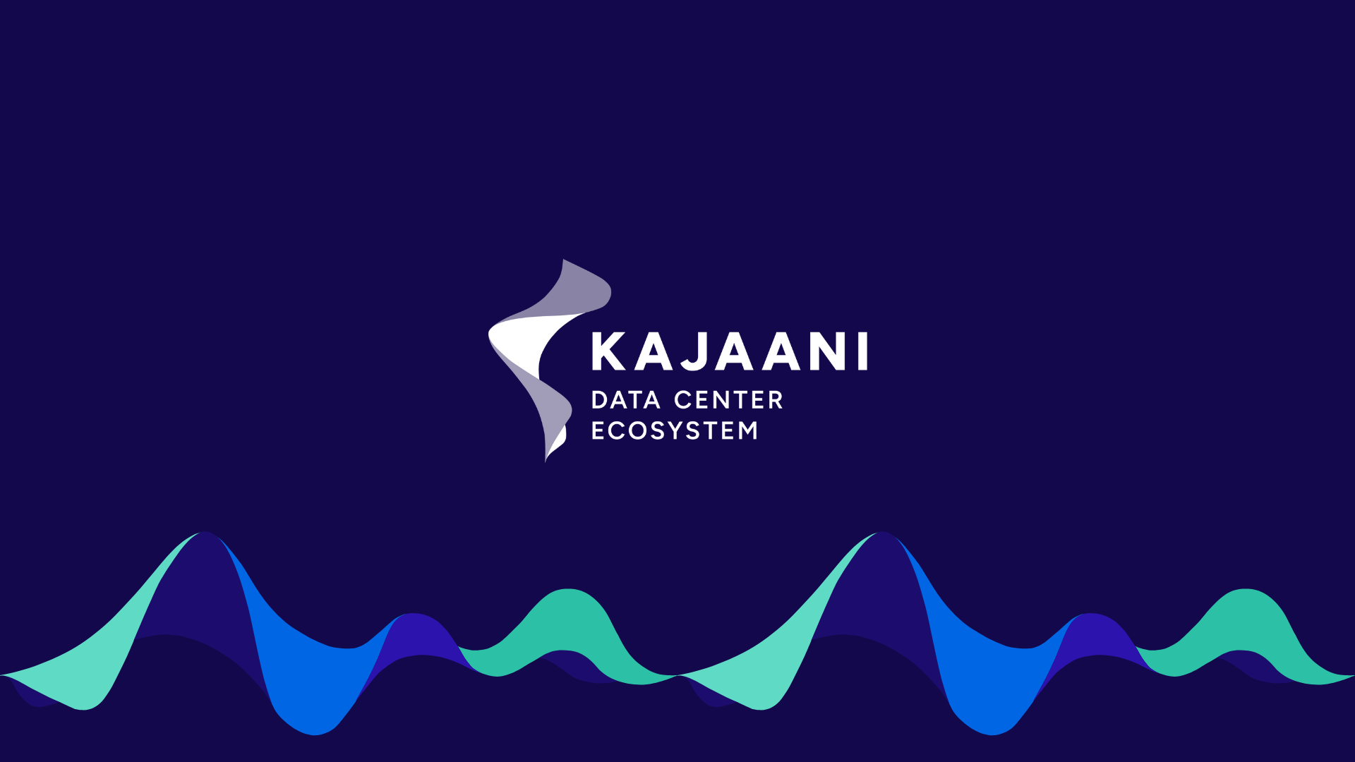 Sini-vihreitä aaltoa kuvaavia graafisia elementtejä kuvan alareunassa. Keskellä valko-harmaa aaltoelementti pystyssä ja vieressä teksti Kajaani Data Center Ecosystem.