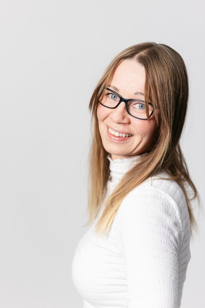 Kuvassa silmälasipäinen nainen valkoisessa paidassa. Naisen nimi on Kirsi Huotari.