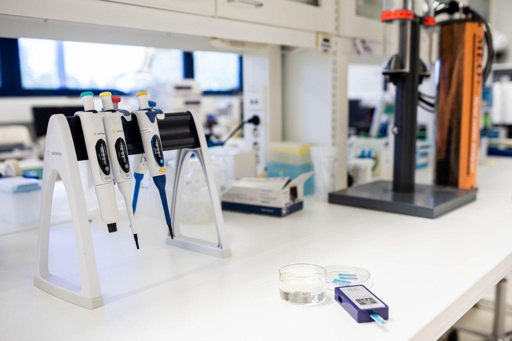 Laboratorion pöydällä erilaisia mittalaitteita ja testausvälineitä. Kuva: CEMIS