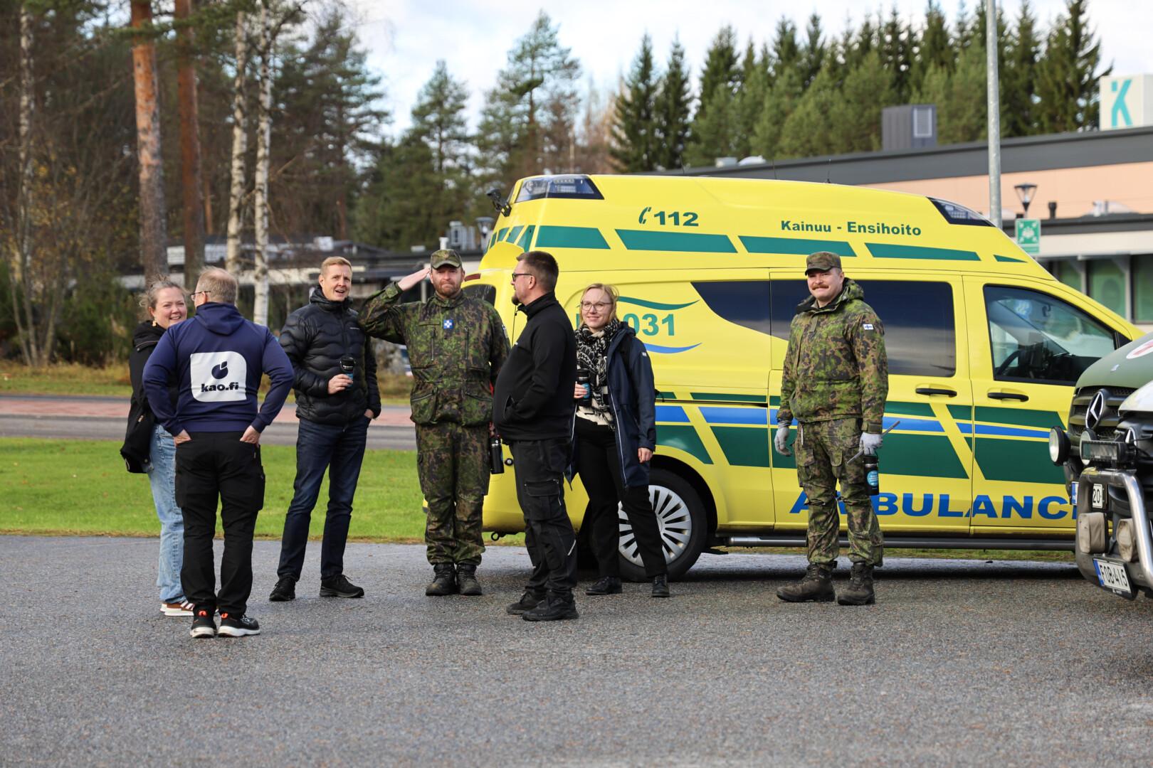 Ensihoitajia ja varusmiehiä Visit KAMKissa